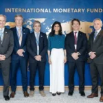 Luis Caputo con funcionarios del FMI: consiguió apoyo moral pero nada plata