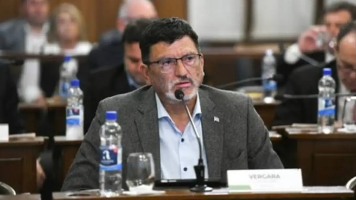 Casi $86 millones por mes: los contratos que rodean al senador Gustavo Vergara vuelven a poner la lupa sobre la Legislatura